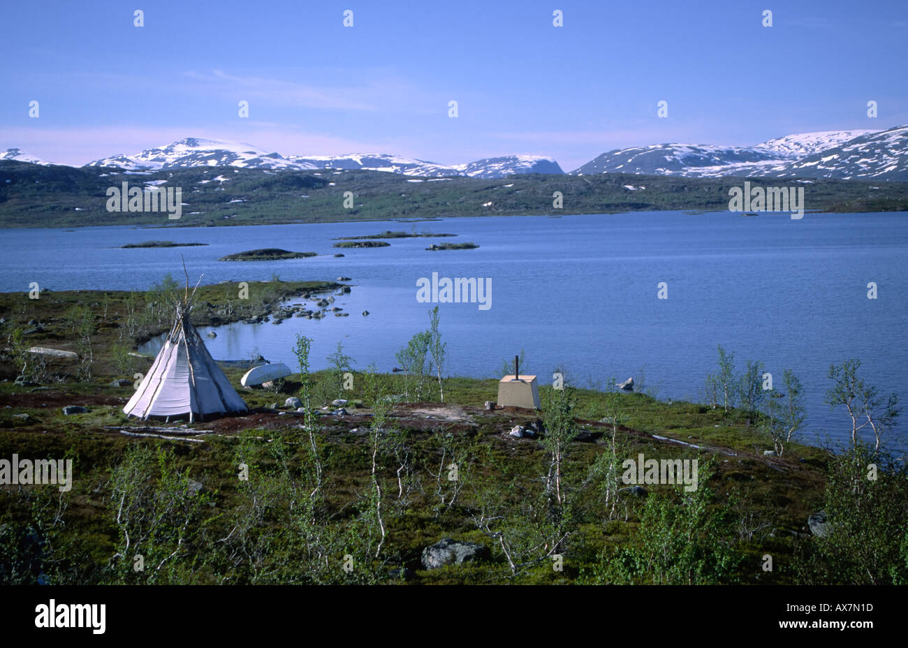 Tente Sami par un lac en Suède Banque D'Images Tente Sami par un lac en Suède Banque D'Images