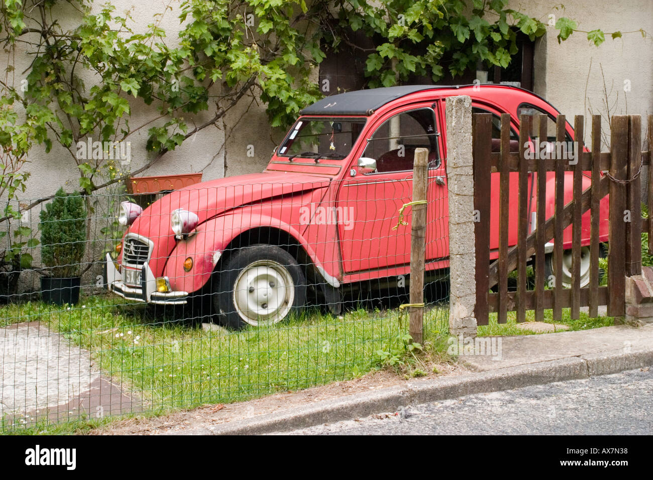 Vintage 2CV Citroën en mauvais état à l'extérieur chambre à St Valery sur Somme Banque D'Images