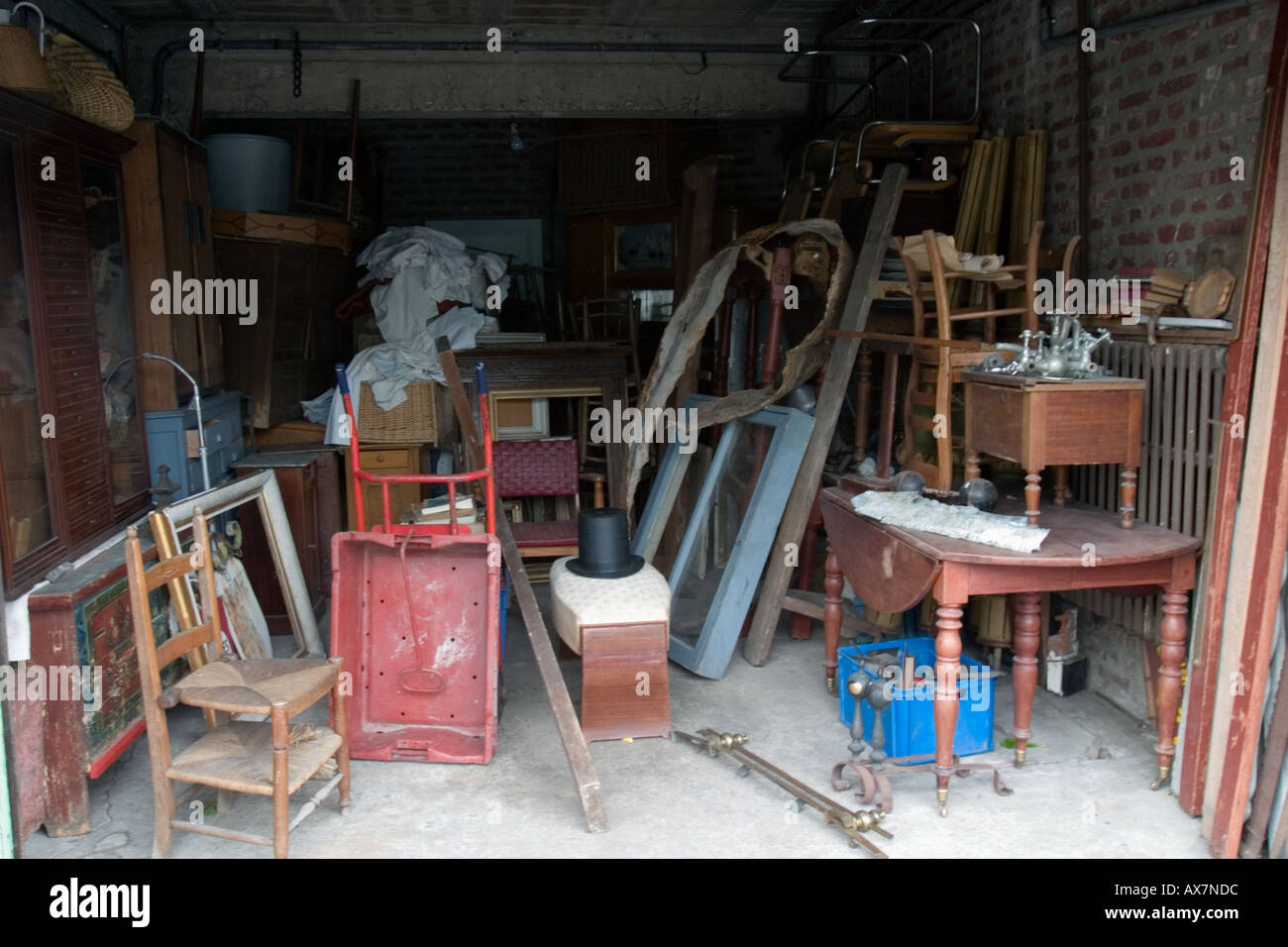 Mélange éclectique de junk et bric à brac dans les ventes de garage à St Valery sur Somme Banque D'Images