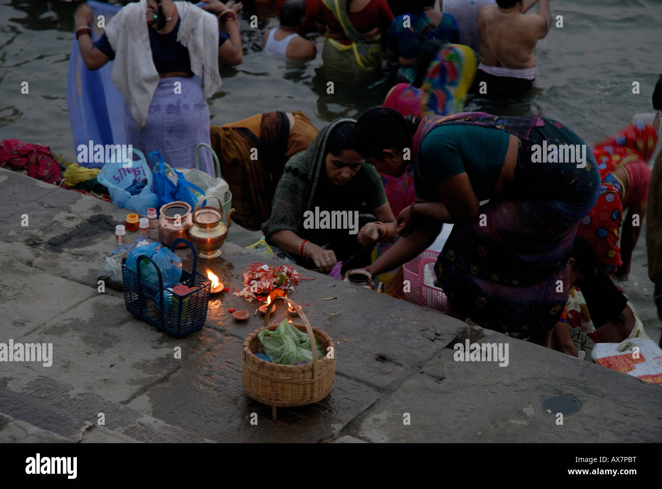 Les vendeurs de fleurs et des bougies sur les rives de la fleuve saint Ganges à Kedar Ghat Varanasi Inde Banque D'Images