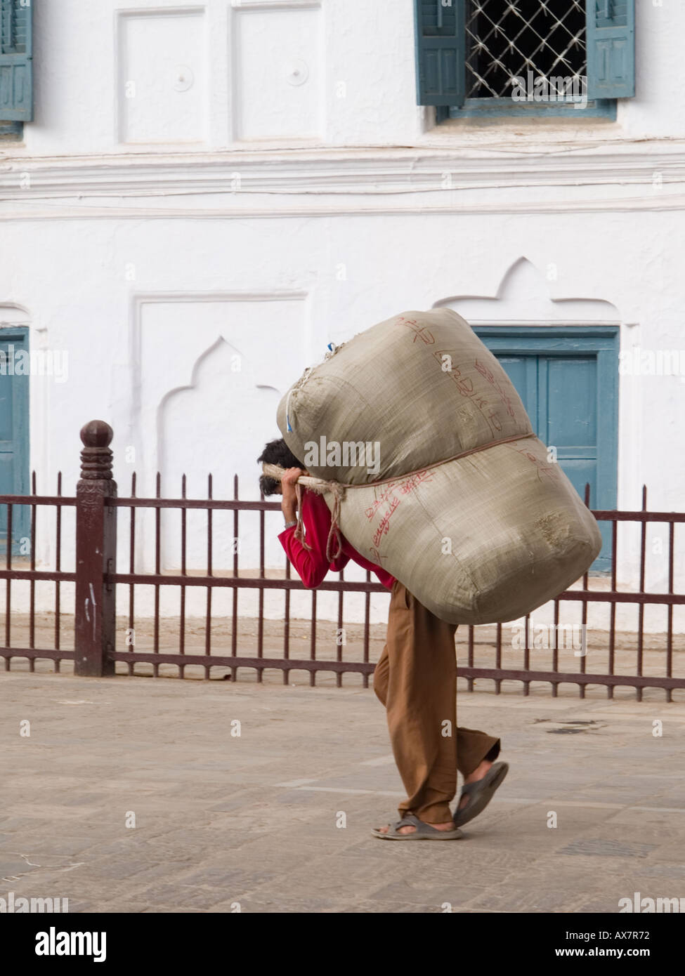 PORTER transportant une lourde charge d'Asie Népal Katmandou STYLE SHERPA Banque D'Images