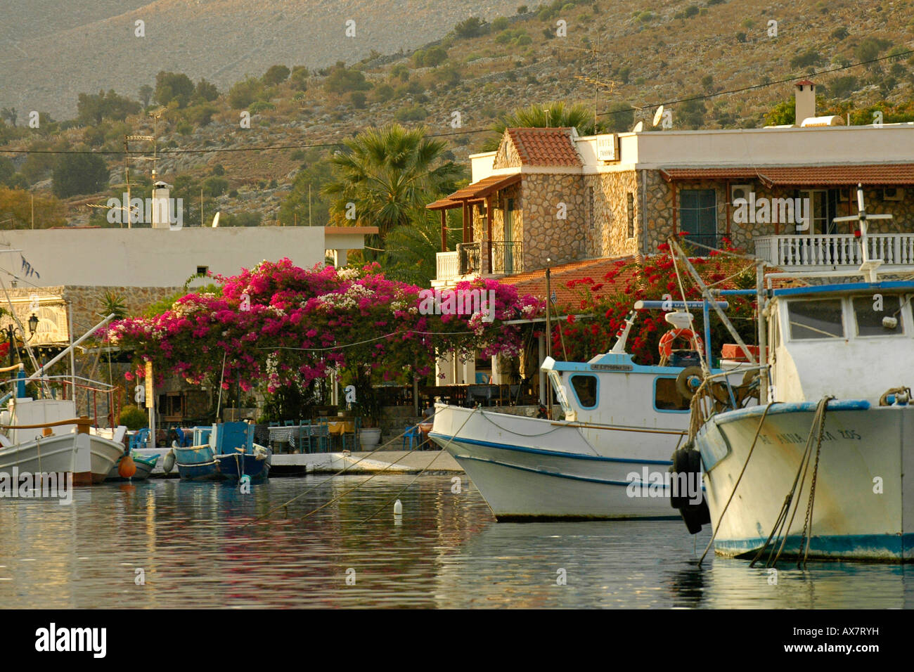 Tavernes dans le port de Vathi, l'ile de Kalymnos, Dodécanèse, Mer Égée, Grèce Banque D'Images