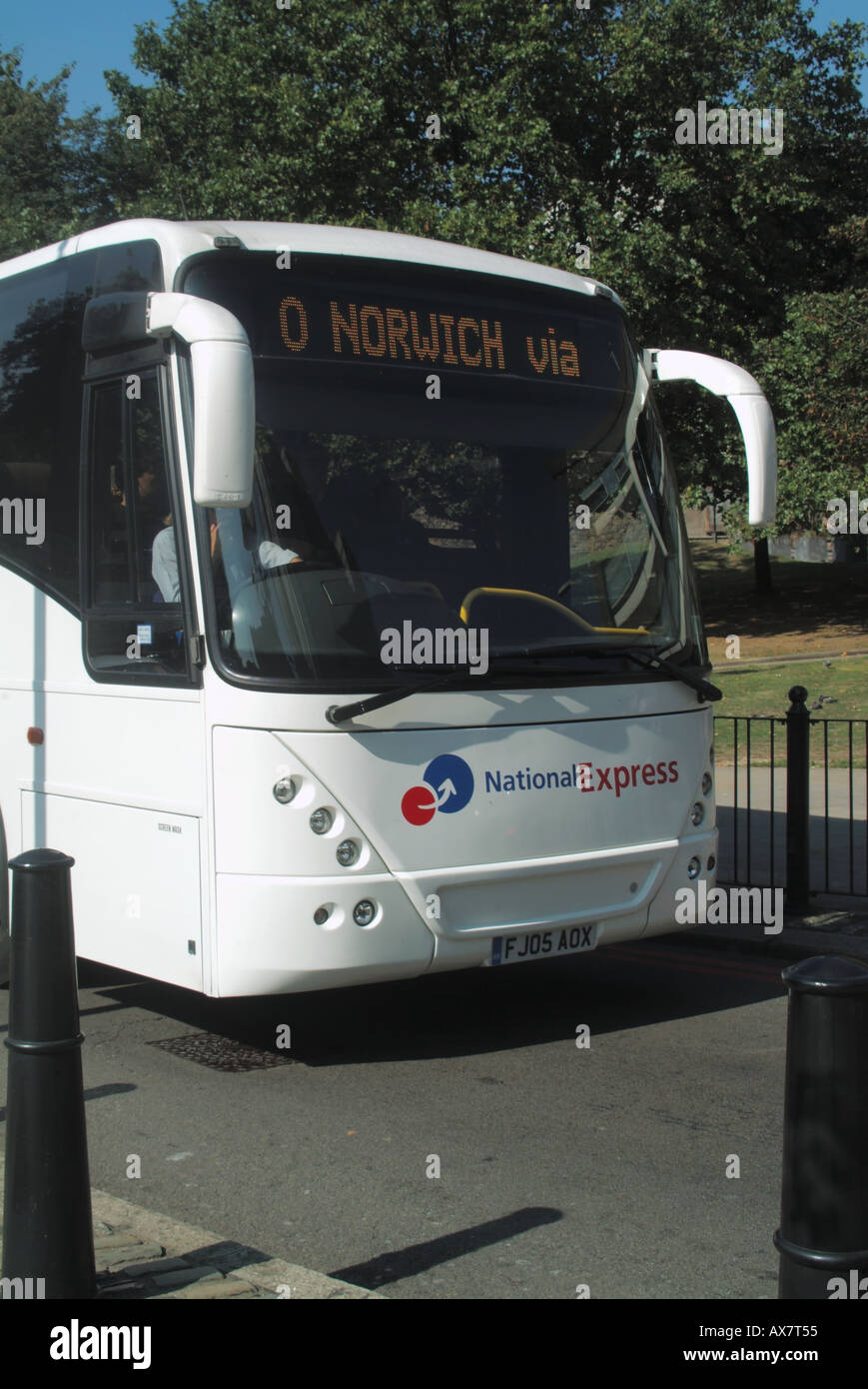 Des rétroviseurs électriques et électroniques conseil destination sur National Express Coach service Banque D'Images