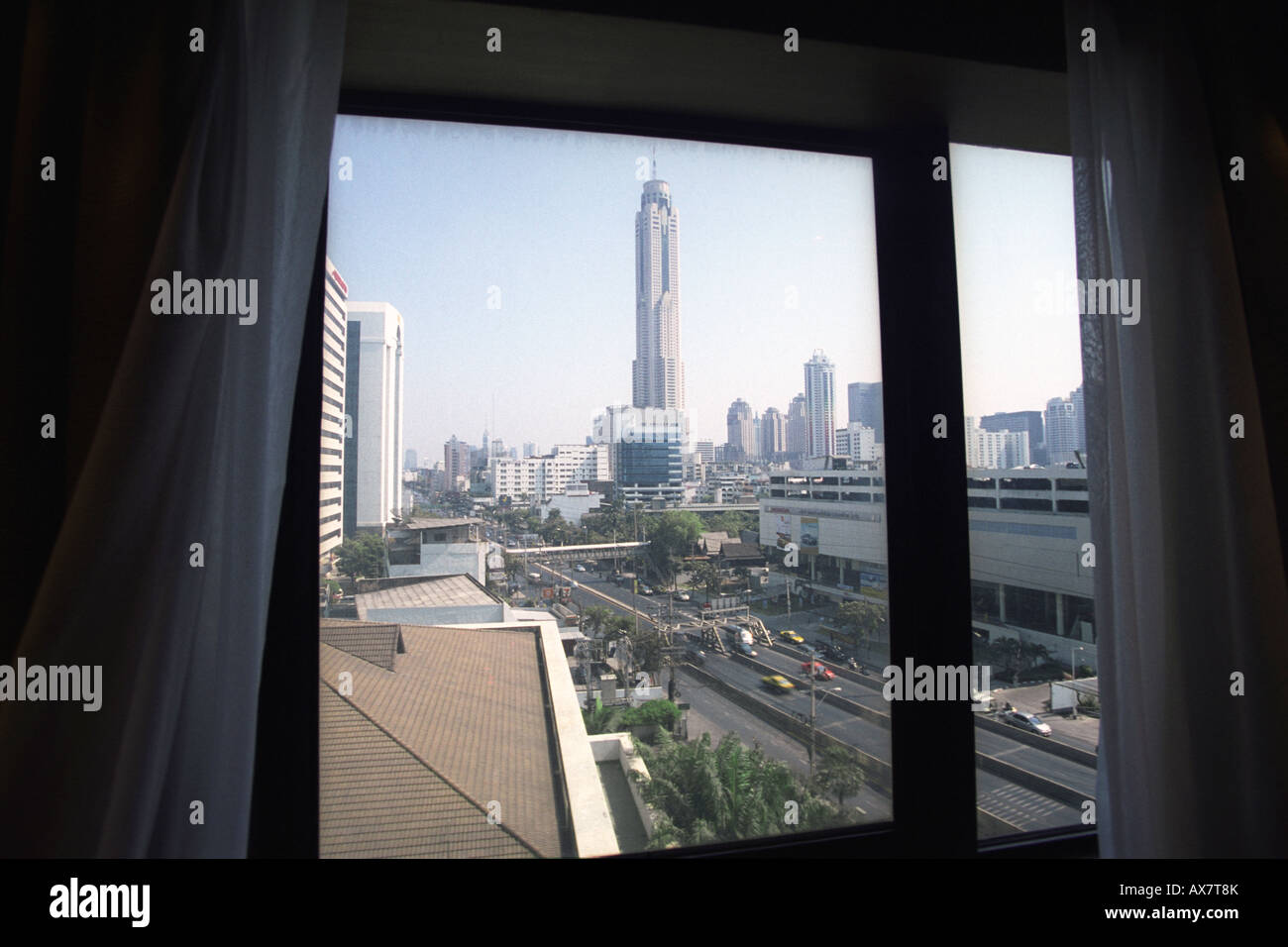 Sky tower à Bangkok à la fenêtre à travers de Siam City Hotel Bangkok. Banque D'Images