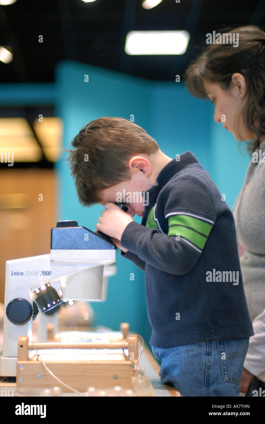 Mère hispanique et de 2 1/2 ans garçon au Museum of Science, Boston MA - interactive pour enfants, garçon vues diapositives Banque D'Images