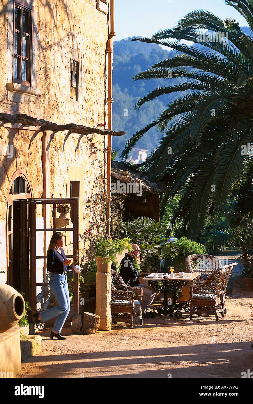Les gens sur la terrasse ensoleillée de l'hôtel Finca de Reis, Valle de los Naranjos, Soller, Majorque, Espagne, Europe Banque D'Images