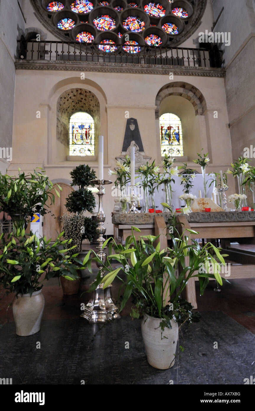 Lys Blanc le Jeudi Saint à la cathédrale et église abbatiale de St Alban UK Banque D'Images