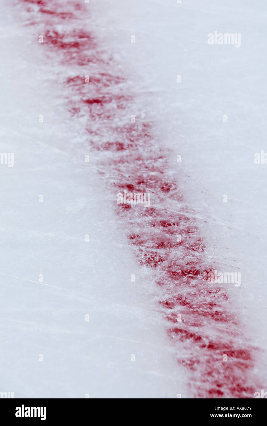 Une ligne de démarcation rouge sur une patinoire de hockey sur glace Banque D'Images
