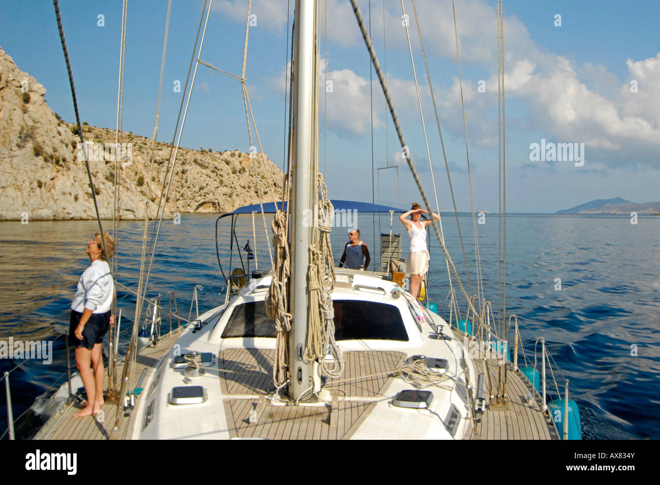 Voilier dans le port de Vathi, l'ile de Kalymnos, Dodécanèse, Mer Égée, Grèce Banque D'Images