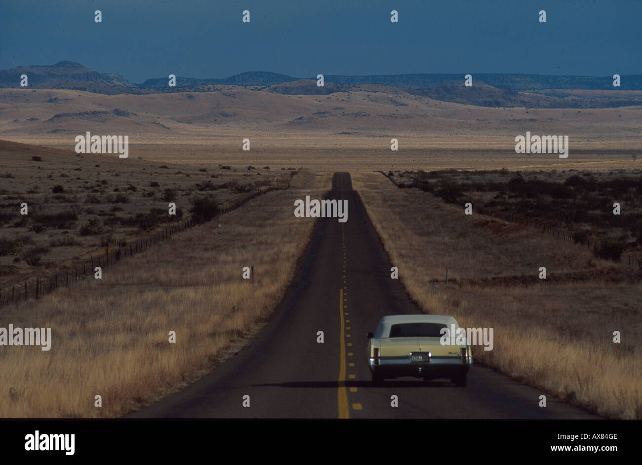 Un lonesome voiture roulant sur l'Autoroute, Montagnes Davis, Texas, États-Unis Banque D'Images