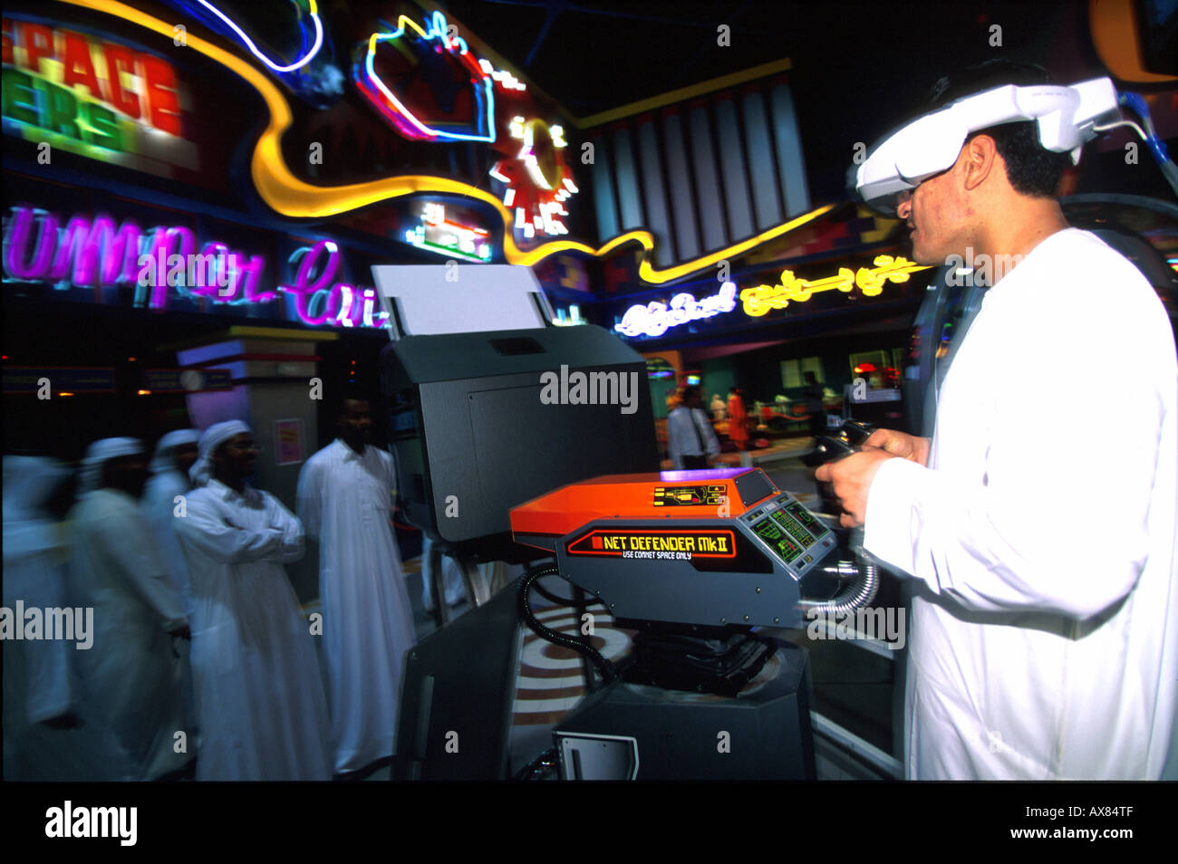 Einheimische mit 3-D Comp.Spiel, le centre-ville de Deira, Dubai VAE, Asien Banque D'Images