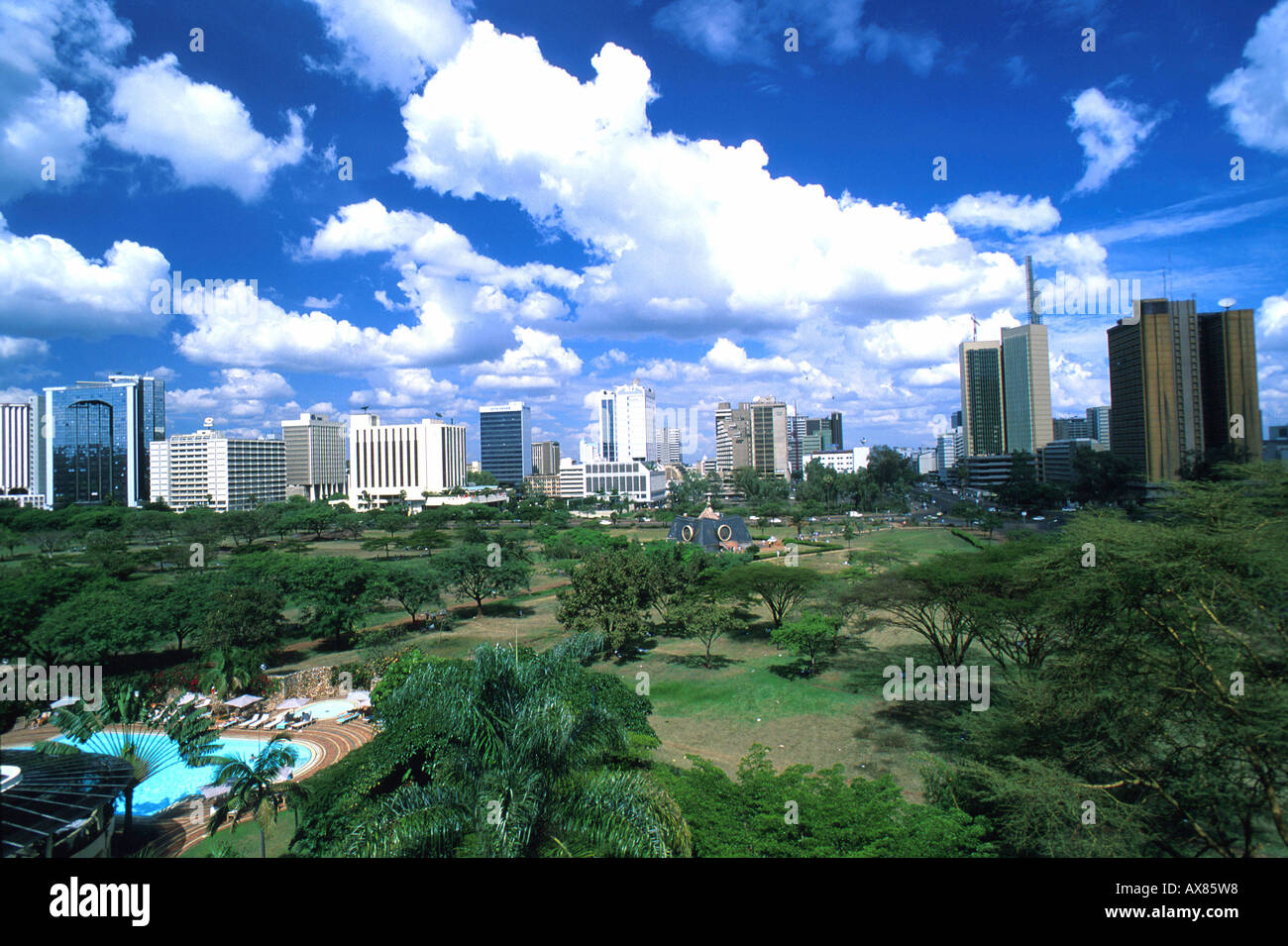 Vue de la piscine de l'hôtel de luxe Serena à un parc et les immeubles de grande hauteur, Nairobi, Kenya, Afrique Banque D'Images