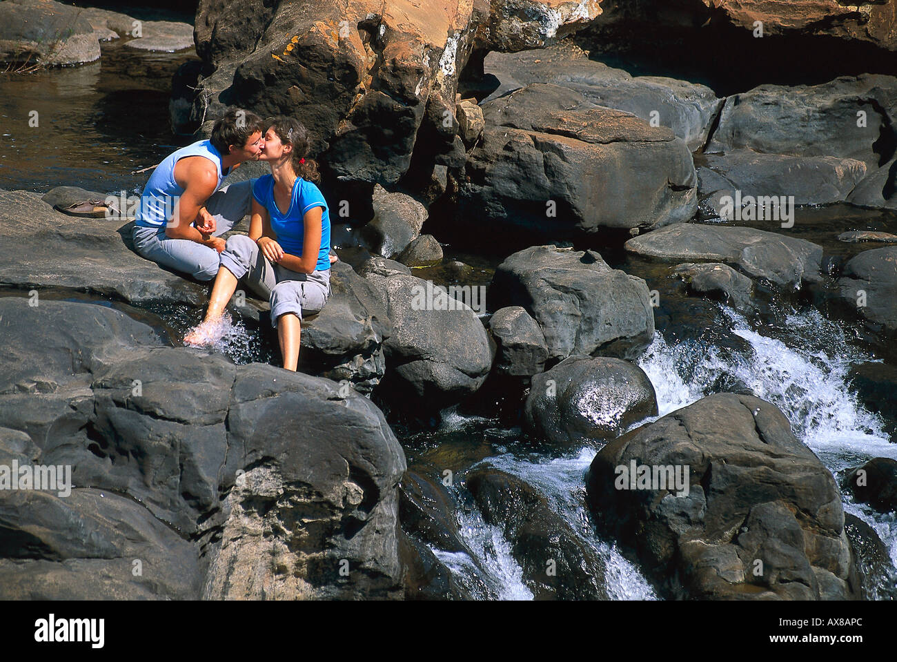 Couple sur les rochers par un ruisseau, Mpumalanga, Afrique du Sud Banque D'Images