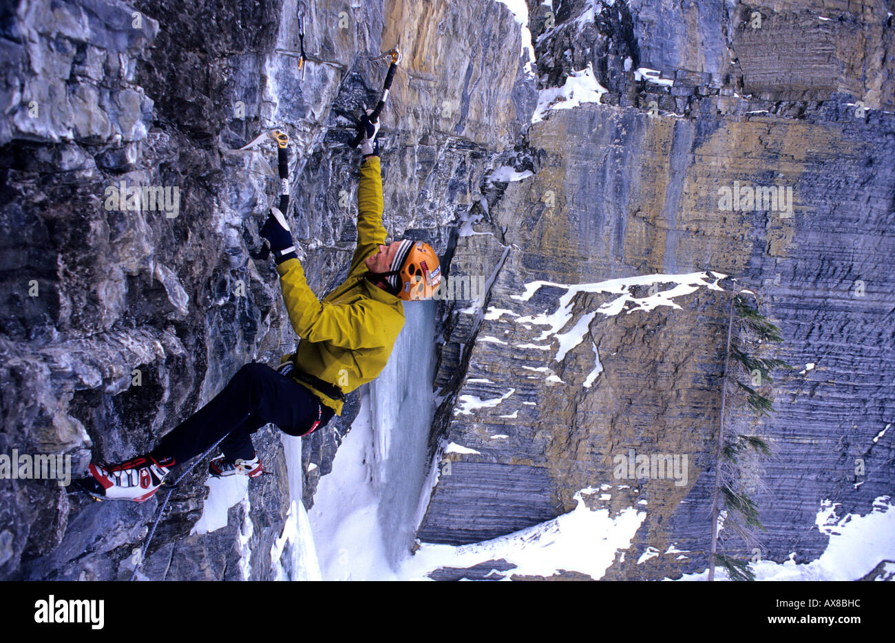 Evgeny Krivosheitsev Pilsner escalade, M8, escalade mixte, l'escalade de glace, zone d'or, Banff National Park, Alberta, Canada Banque D'Images