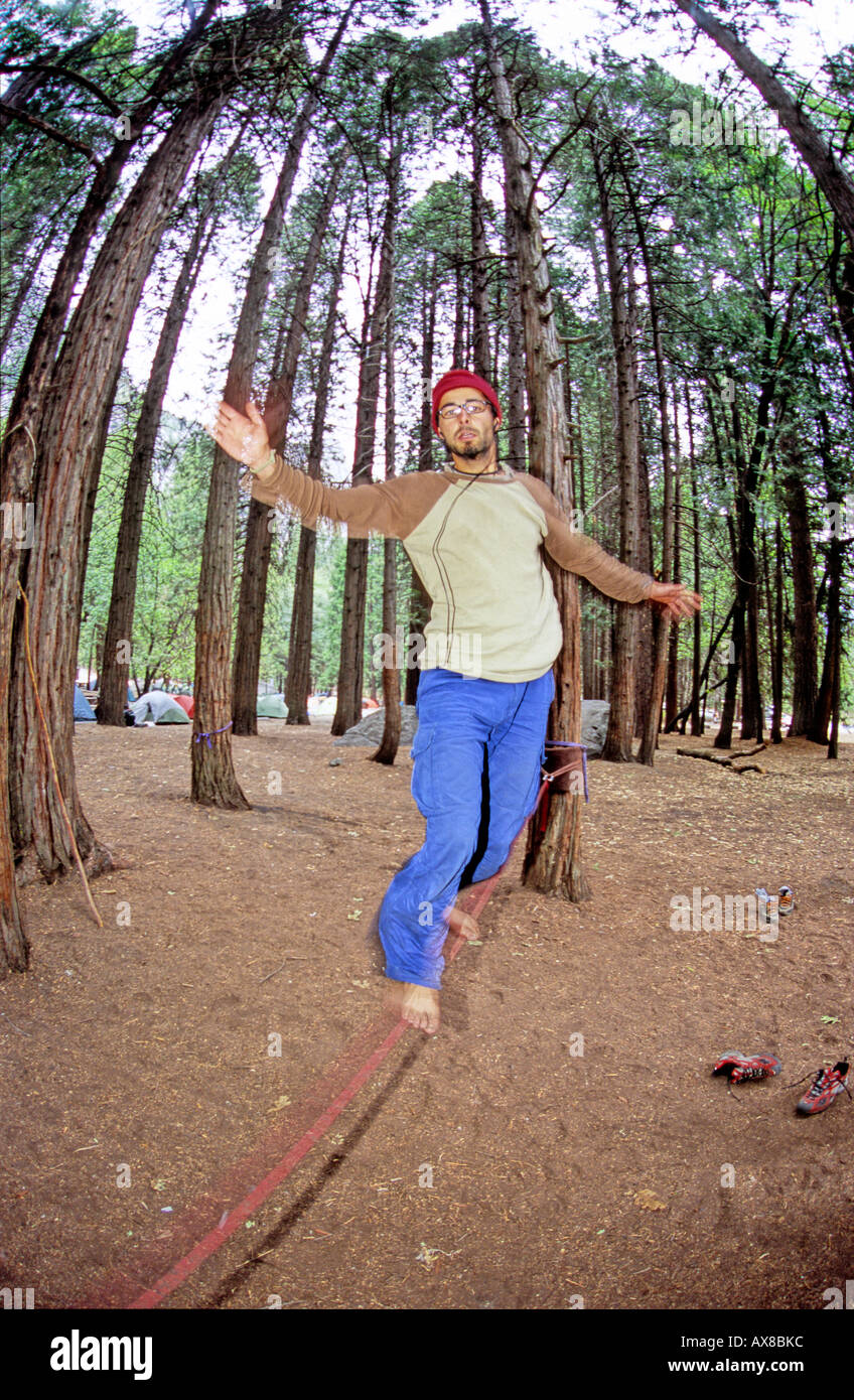 Funambulation au Camp 4, l'homme en équilibre sur une corde, tightrope walking, Yosemite Valley, California, USA Banque D'Images