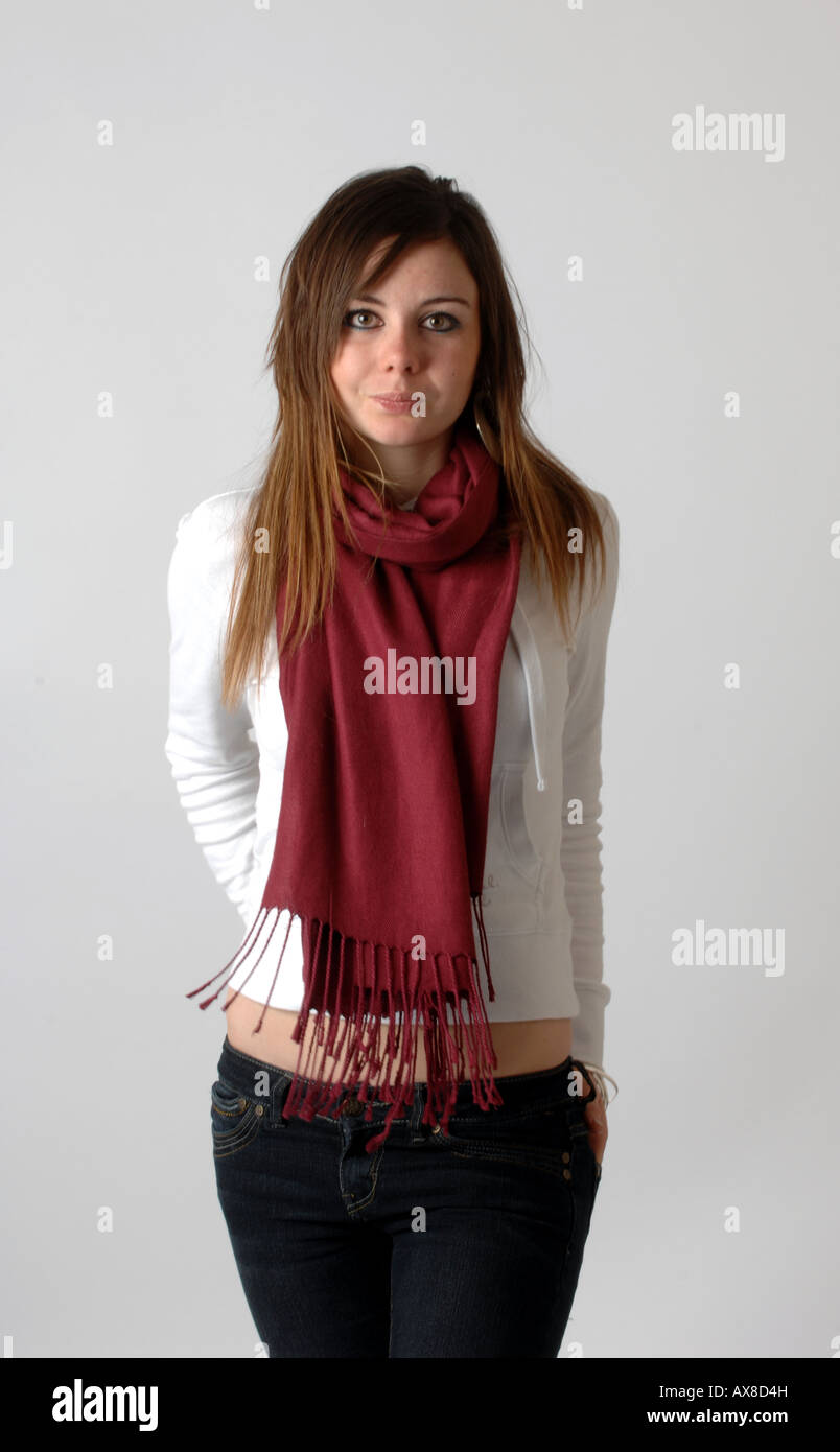 Un générique photographie d'une adolescente à l'écharpe rouge Photo Stock -  Alamy