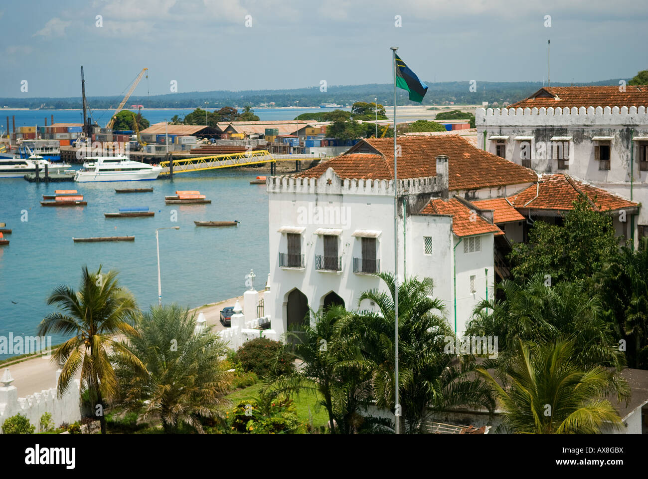 Vue sur le port à Beit el Ajaib le palais de musée à Stone Town, Zanzibar, Tanzanie, Afrique de l'Est Banque D'Images