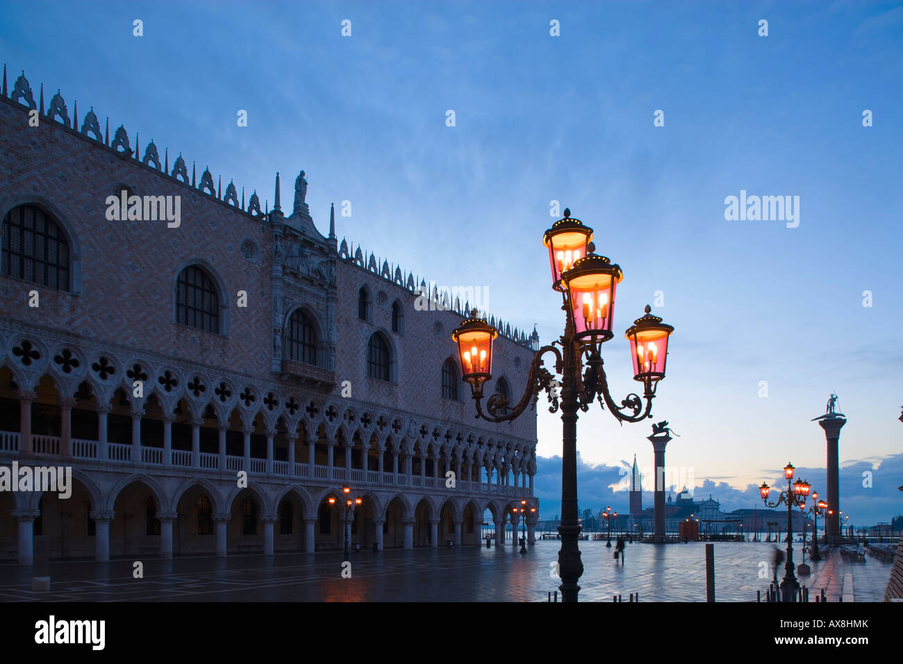 Palais des Doges Place Saint Marc Venise Italie au crépuscule Banque D'Images