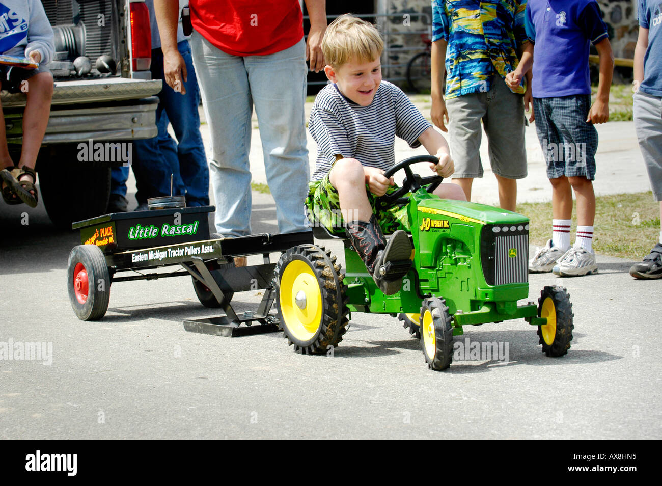 Enfant joue sur le tracteur à une simulation de concours tire de tracteur Banque D'Images