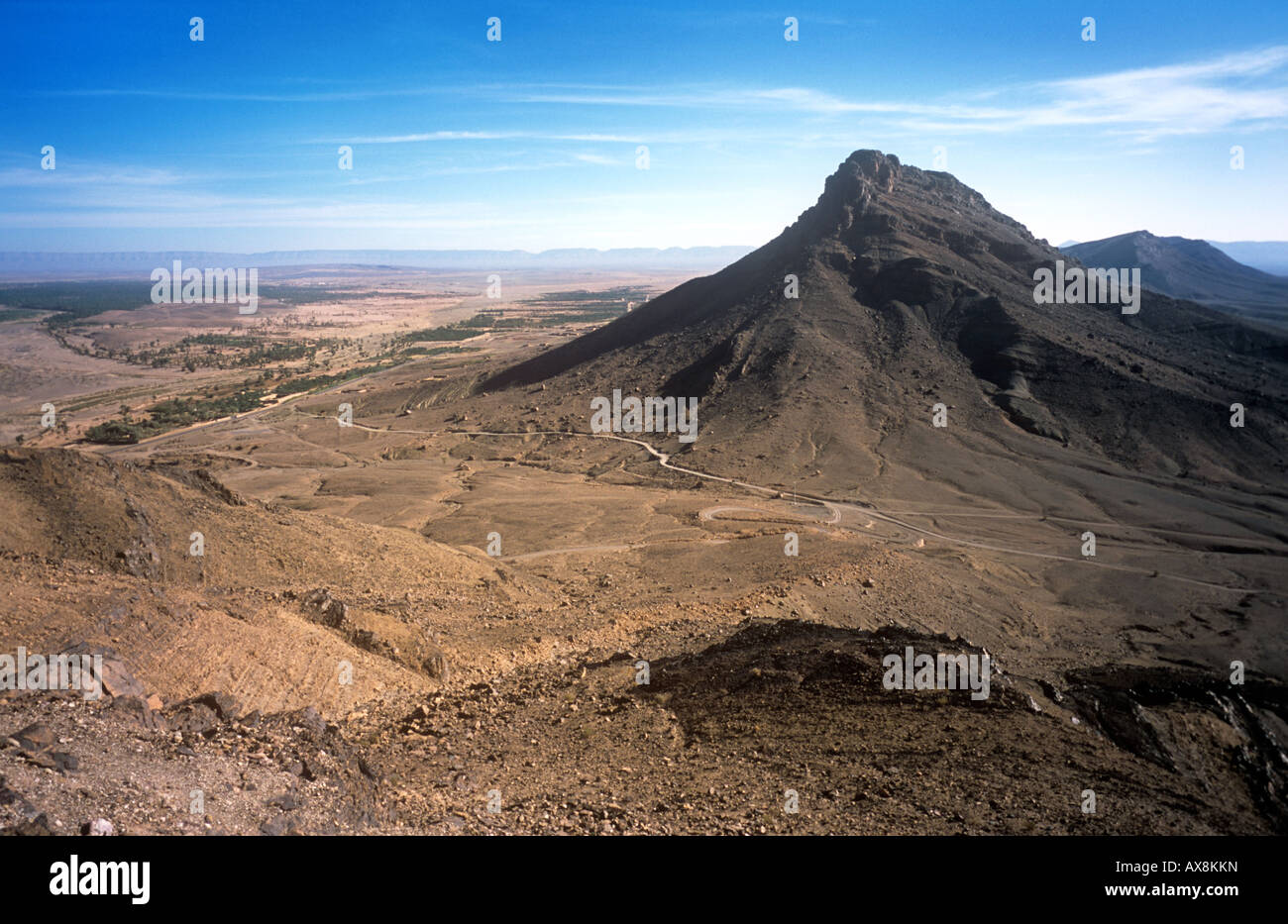 Vue vers l'Est de Jebel Zagora, la montagne au-dessus de la ville de Zagora , la vallée du Draa. Banque D'Images