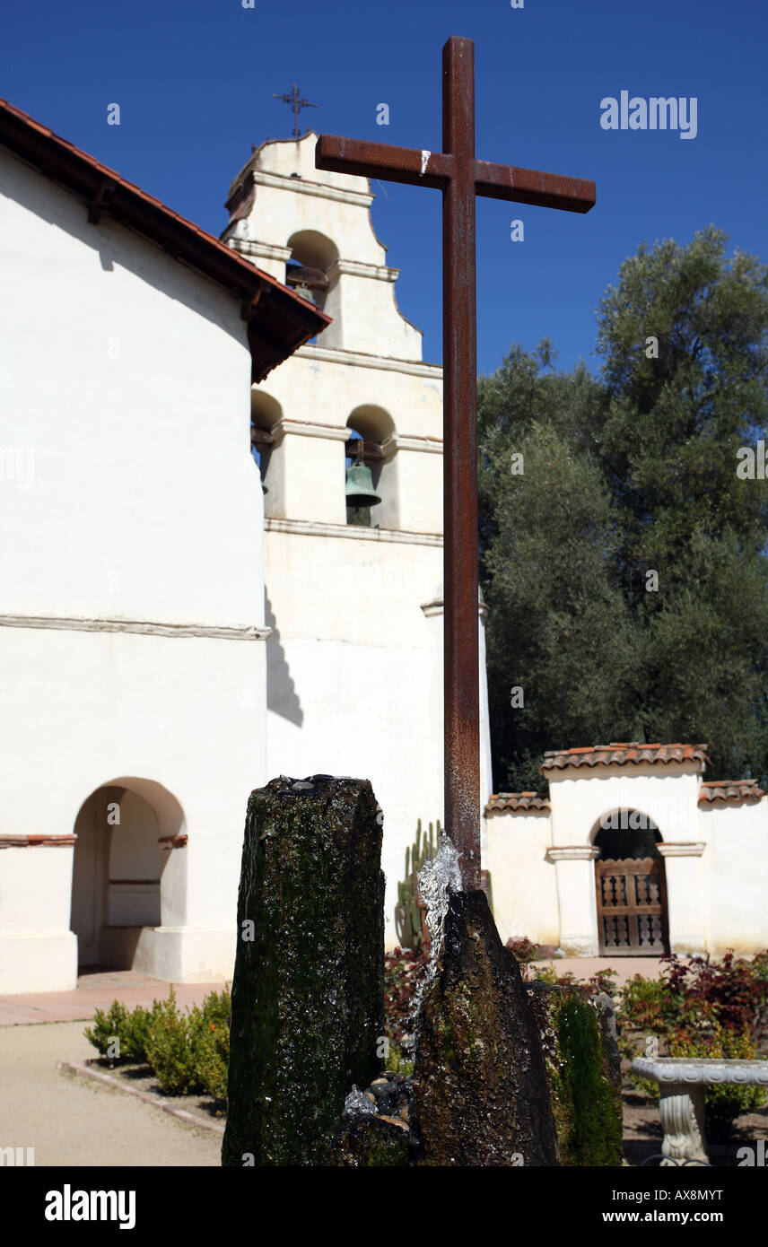 Une fontaine se trouve en face de la Californie La mission de San Juan Bautista. Banque D'Images