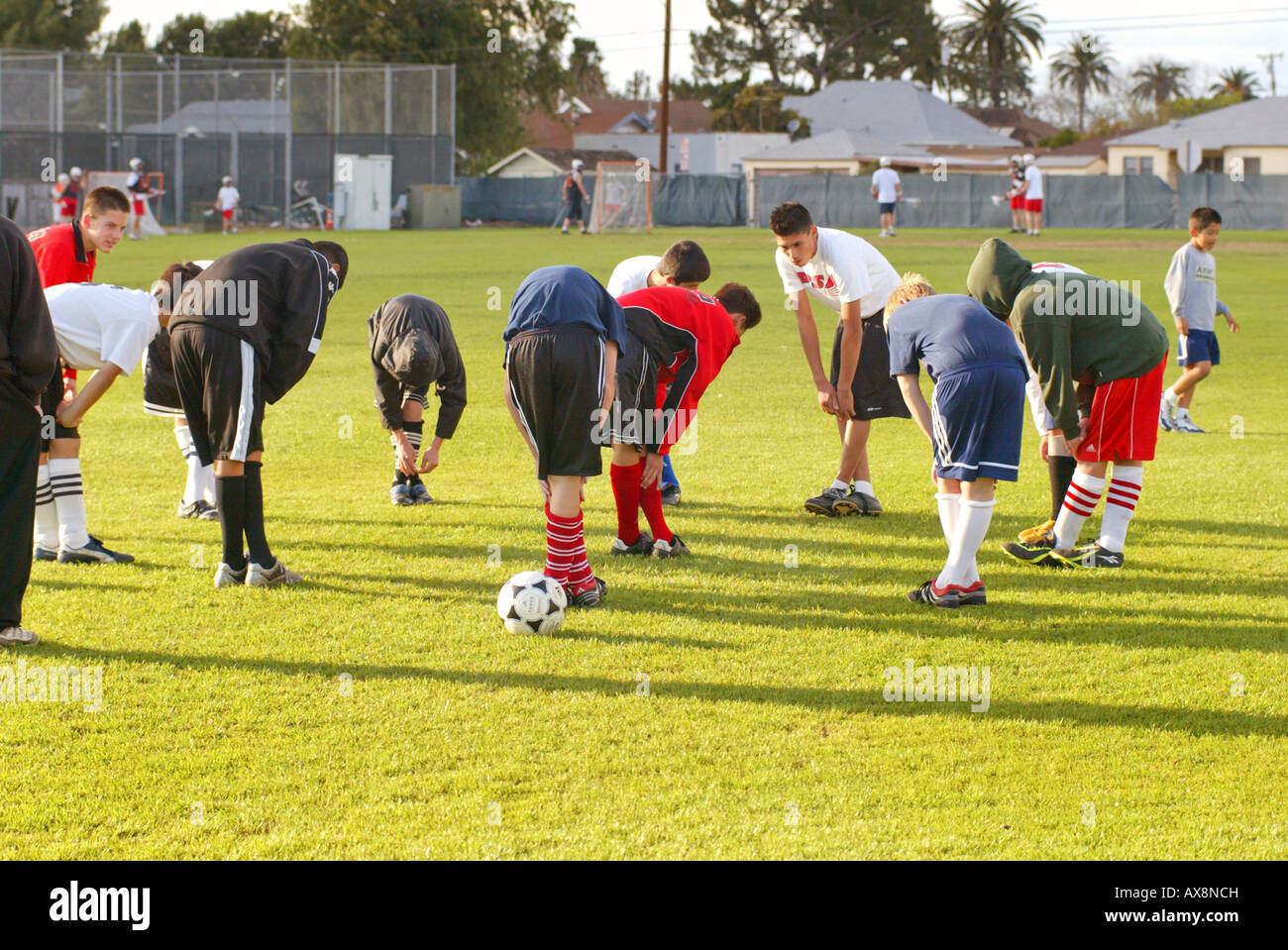Les membres de l'équipe de soccer juvénile YUSA chauffer avant parution Pas pratique Banque D'Images