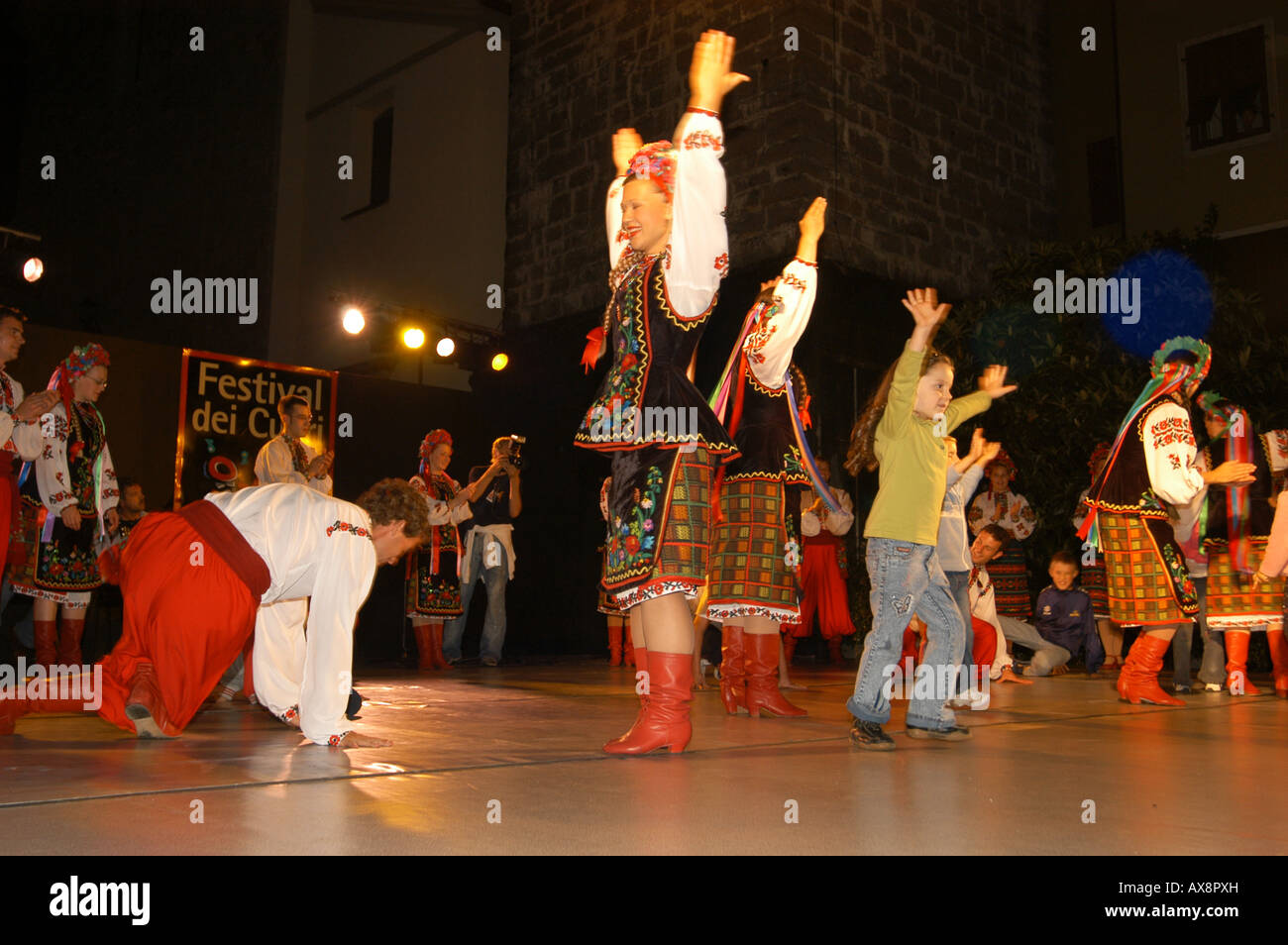 Danseurs ukrainiens en costume traditionnel Agosto 2005 au Festival dei Cuori à Tarcento Piazza Roma - Italia Friuli Banque D'Images