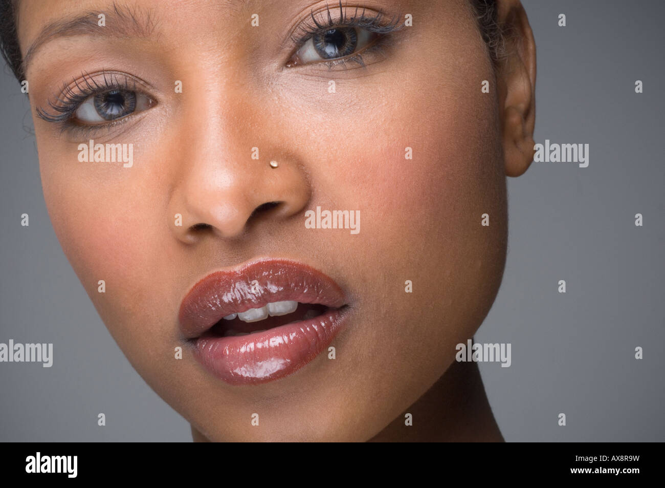 Femme africaine avec anneau dans le nez Photo Stock - Alamy