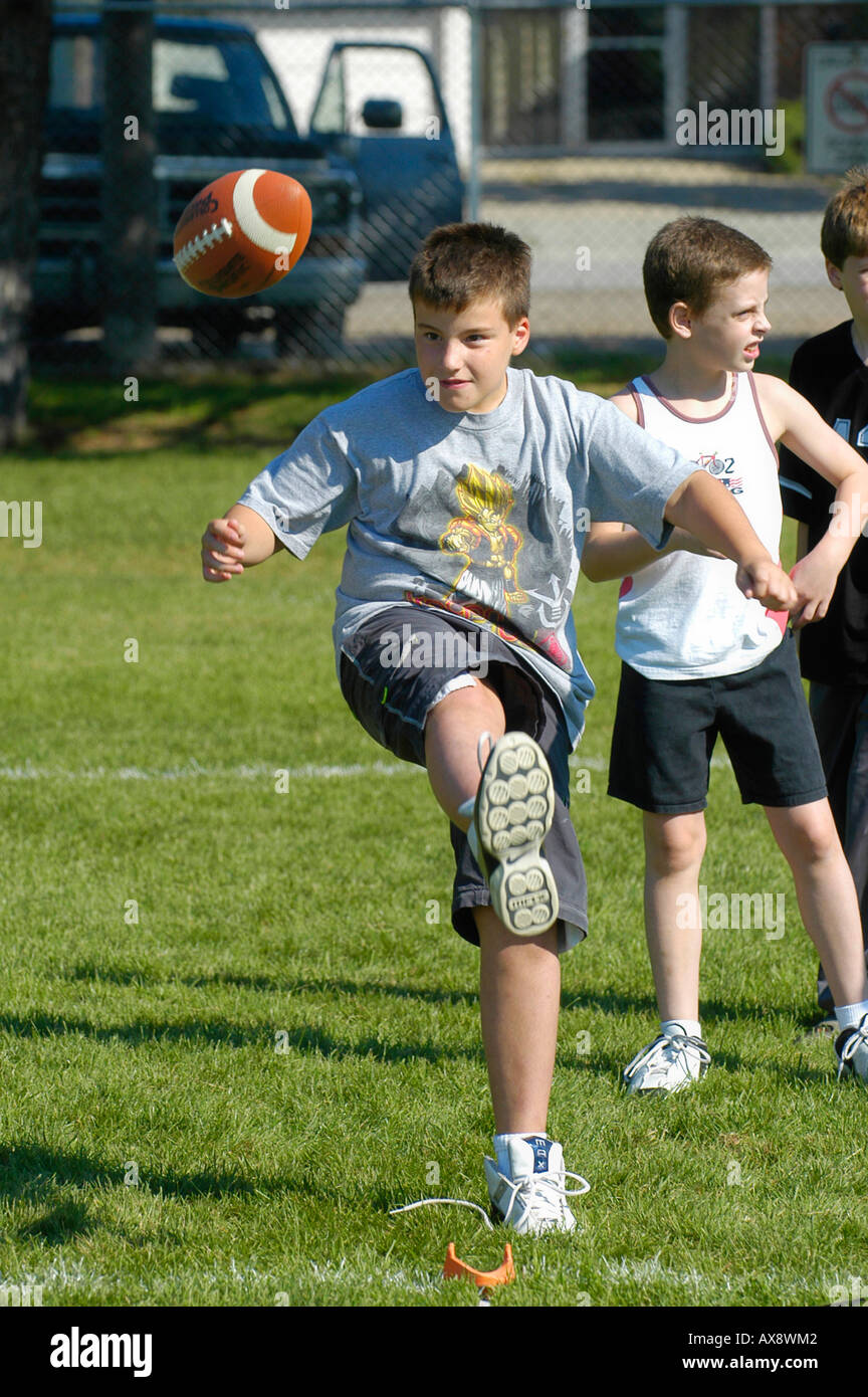 Punt kick et concours organisé pour les garçons ou filles âgés de 12 ans ou moins Banque D'Images