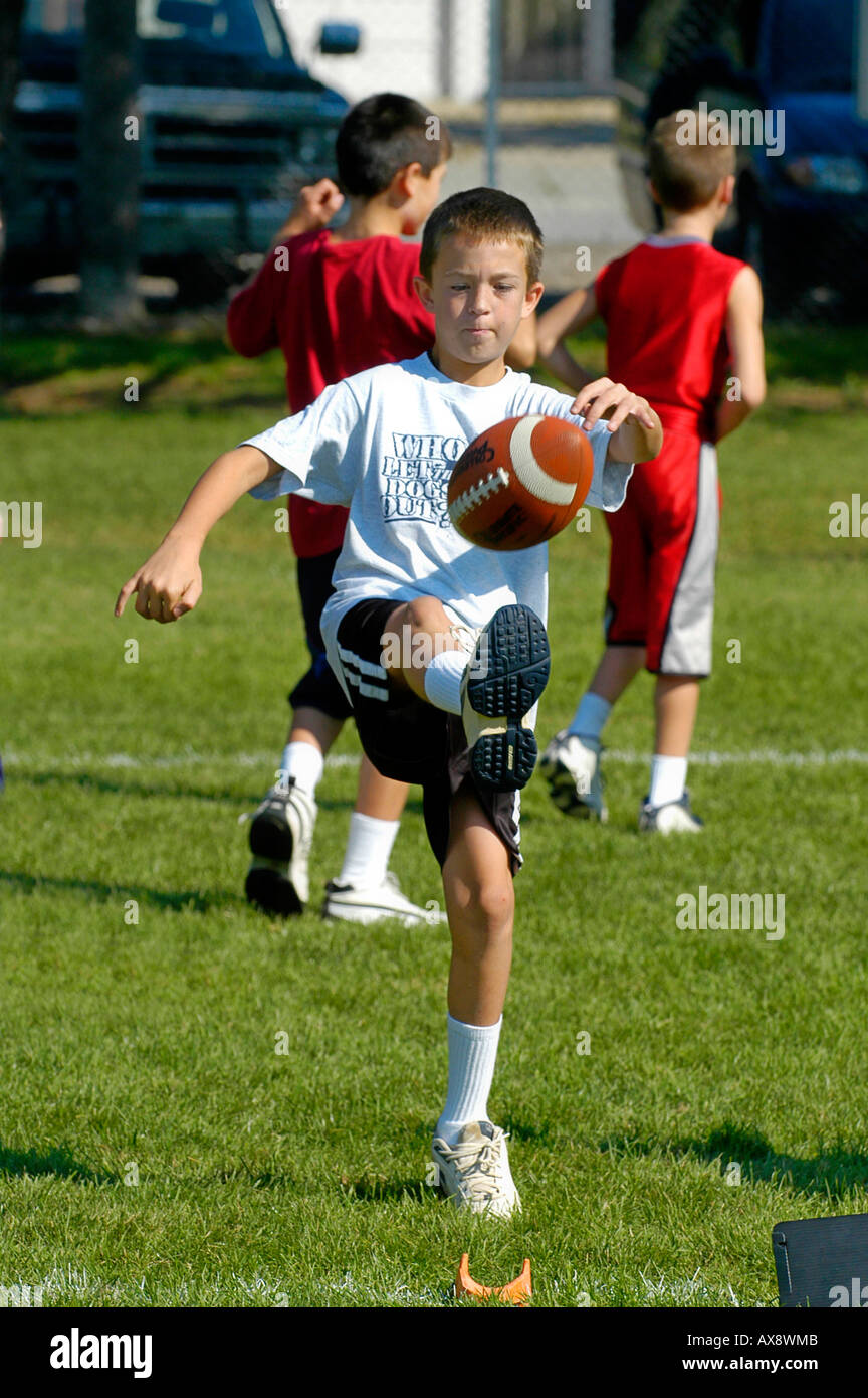 Punt kick et concours organisé pour les garçons ou filles âgés de 12 ans ou moins Banque D'Images