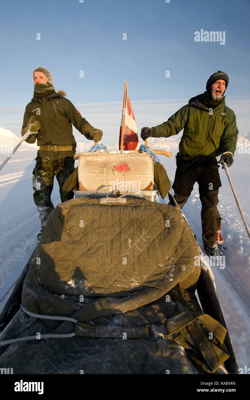 L'équipe de chien de traîneau 5 Jens Jepsen 30 et Soren Christiansen les hommes aux côtés de ski le traîneau à jamais assis sur elle forc spéciaux danois Banque D'Images