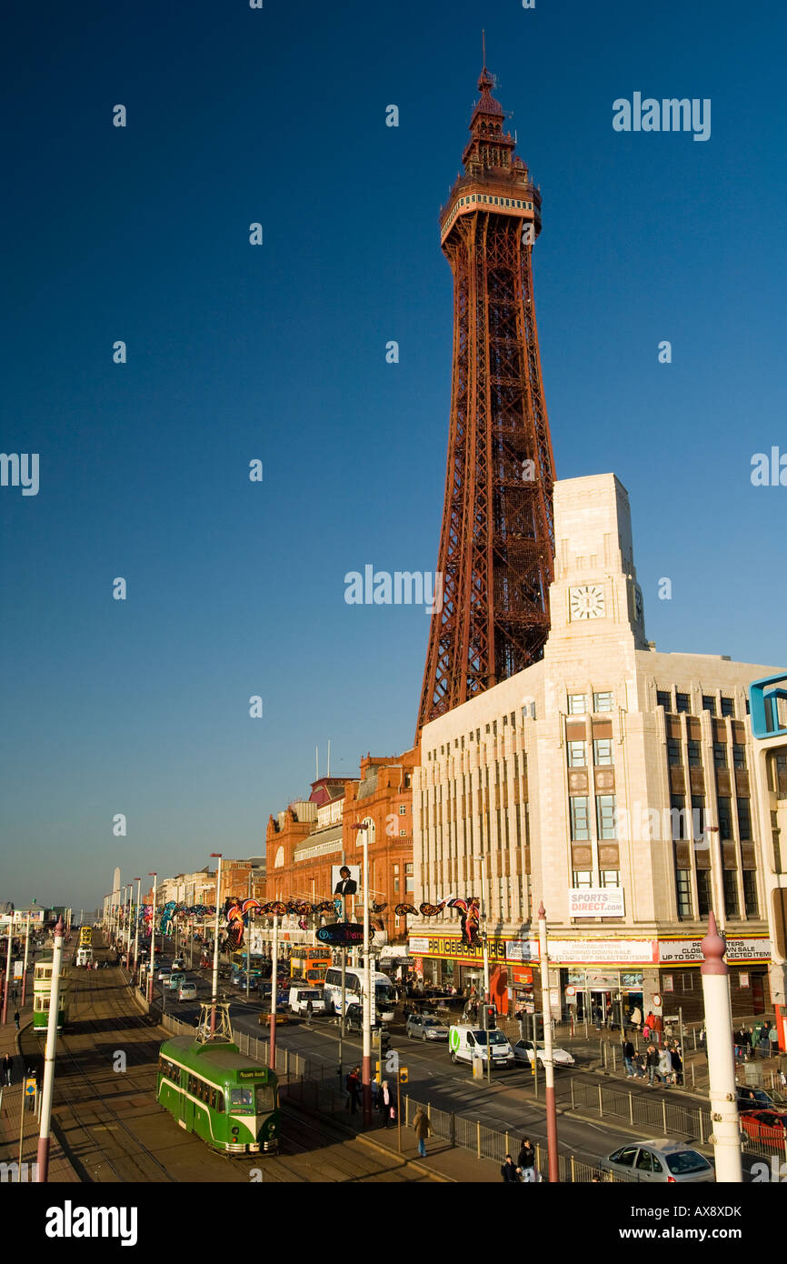 La tour de Blackpool sur une bonne soirée Banque D'Images