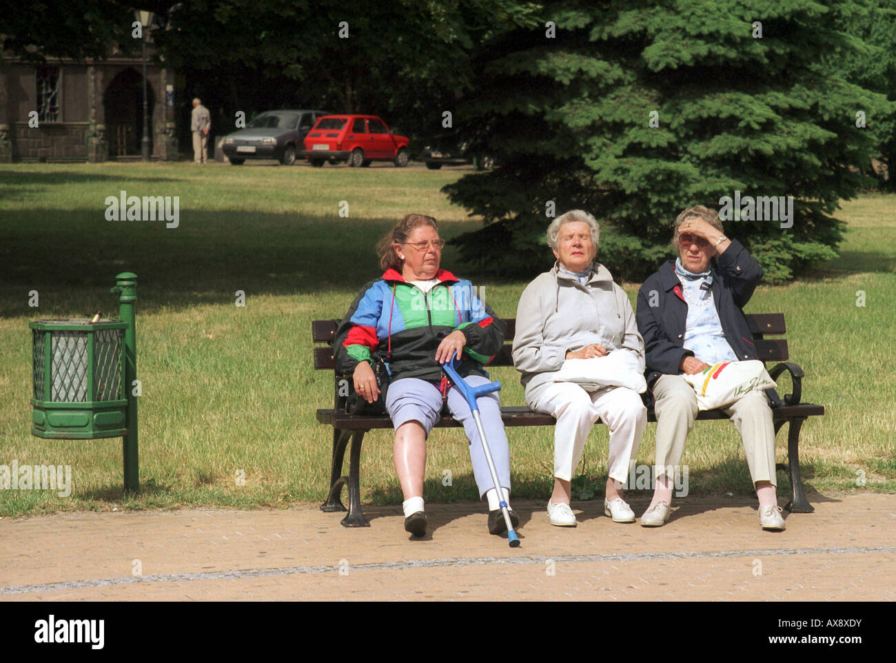 Les touristes sur un banc, au soleil d'une promenade de la plage de Miedzyzdroje, Pologne Banque D'Images