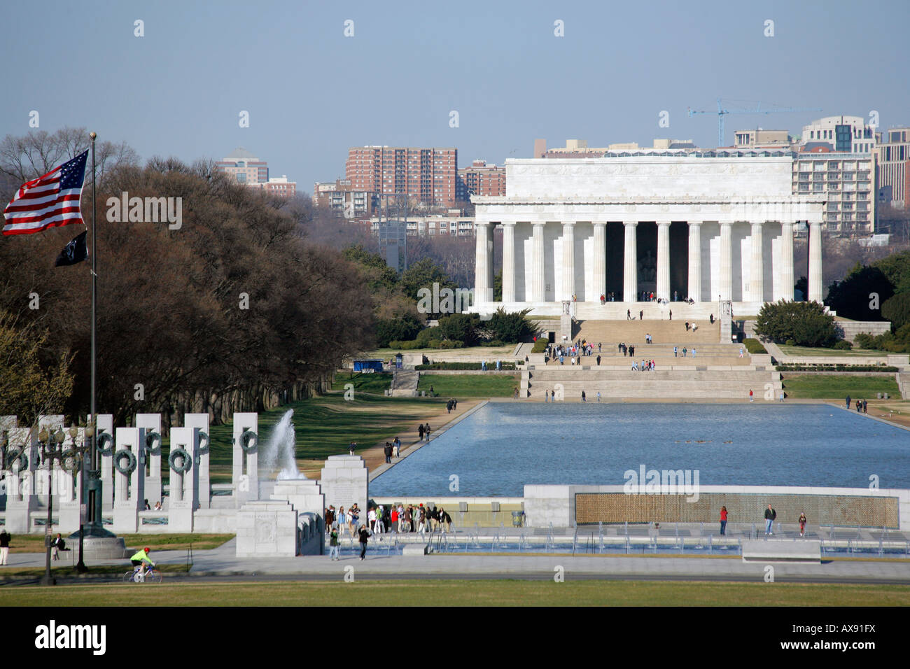 Vue sur Monument commémoratif de la Seconde Guerre mondiale et le Lincoln Memorial, le Mall, Washington DC, USA Banque D'Images