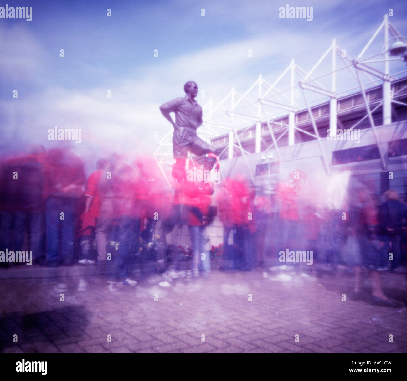 Fans de placer les couronnes et les écharpes autour de la statue de George Hardwick en dehors du stade Riverside Middlesbrough Banque D'Images