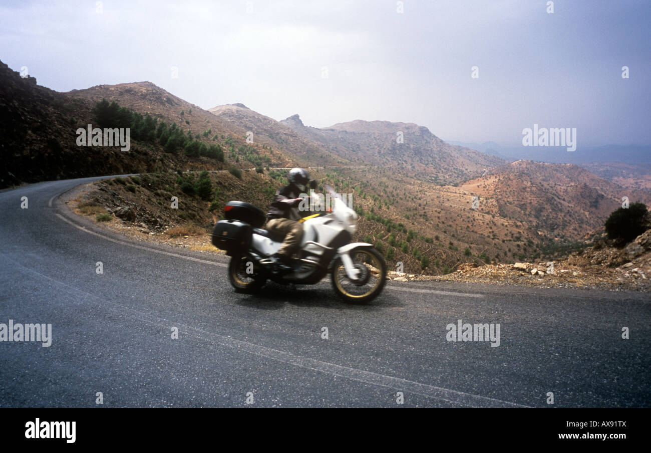 La moto sur la route de Tafraoute dans l'Anti Atlas Sud Maroc Banque D'Images