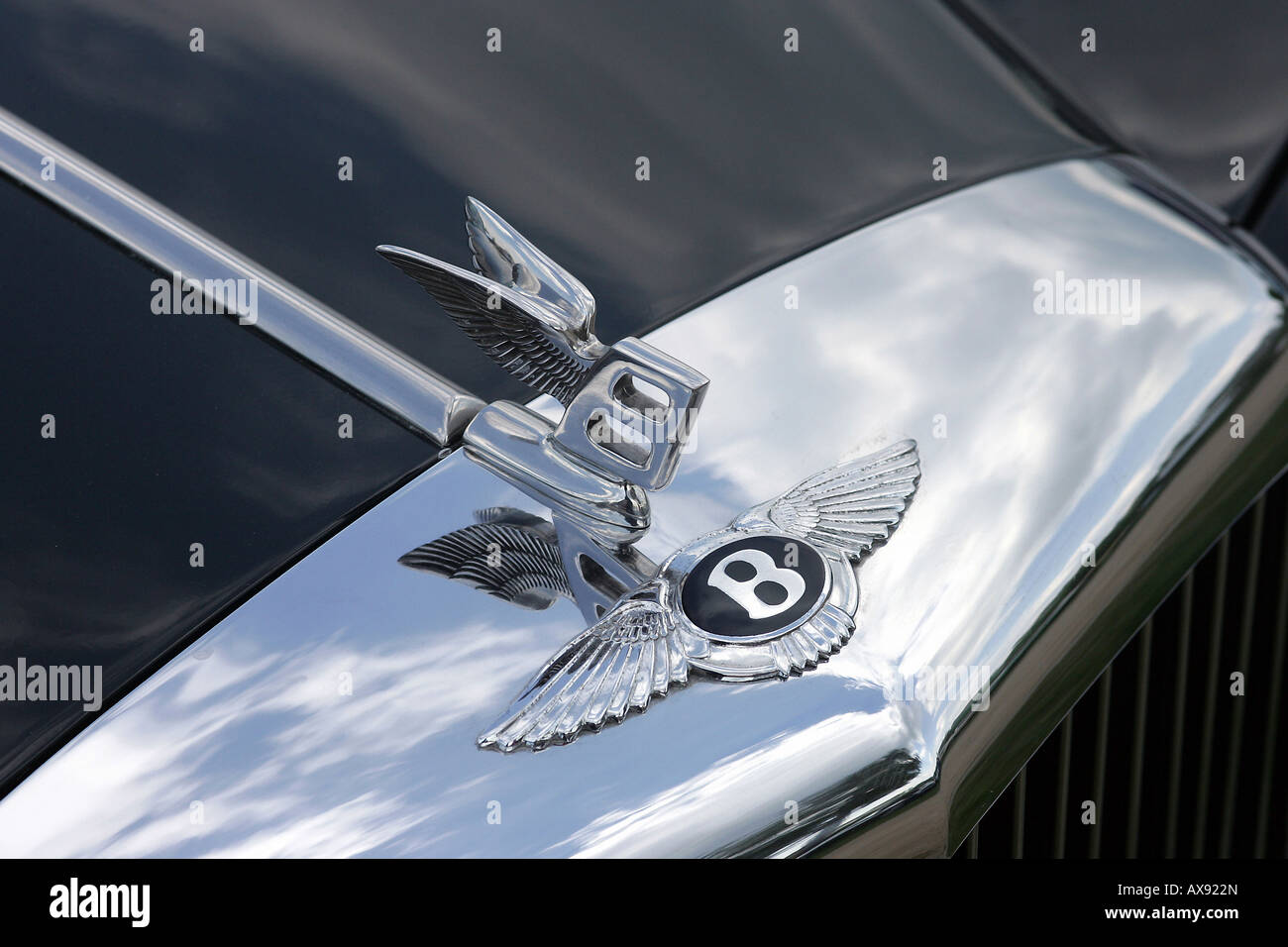 Fichier:Bentley badge and hood ornament.jpg — Wikilivres