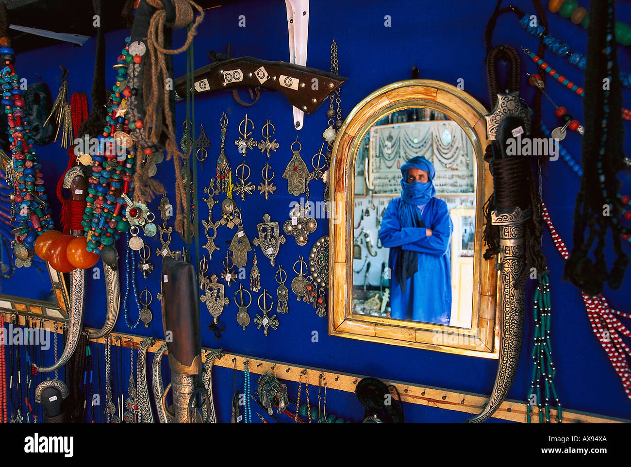 Mohamed Jallali touareg dans son magasin, reflet dans le miroir, Essaouira, Maroc Banque D'Images