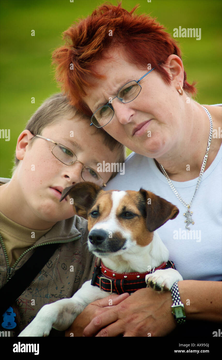 Mère et son holding animal chien Jack Russell Terrier Banque D'Images