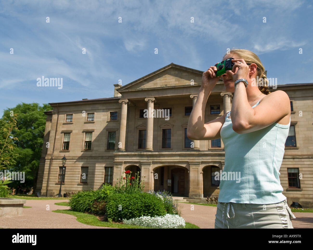 Jeune touriste à prendre des photos en face de Province House, Charlottetown, Prince Edward Island Canada Banque D'Images