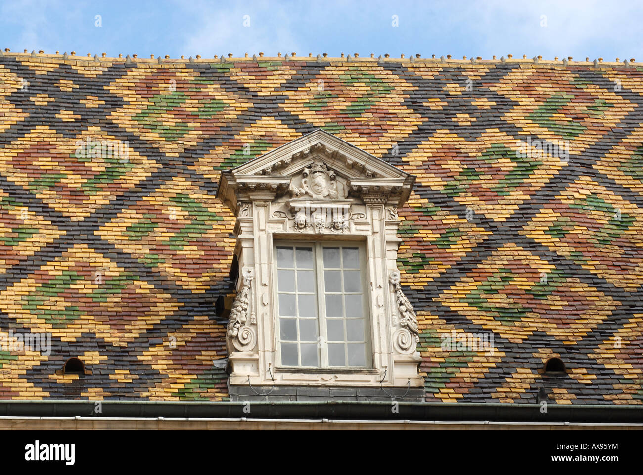 Toit à tuiles vernissées typiques à Dijon, Bourgogne, France. Banque D'Images
