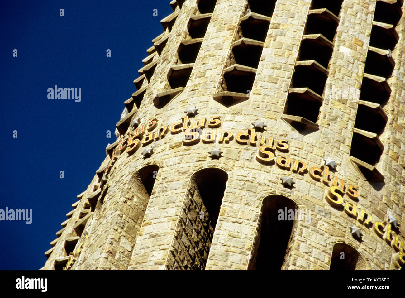 Close up detail des sculptures sur une des tours de l'extérieur du Temple de la Sagrada Familia, Barcelone, Espagne Banque D'Images