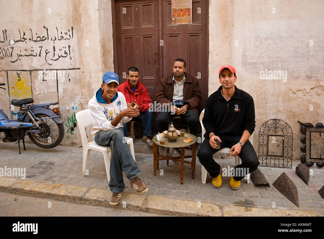 Les personnes qui boivent du thé à la menthe traditionnel dans l'ancienne cité portugaise, El Jadida (Mazagan), Maroc Banque D'Images