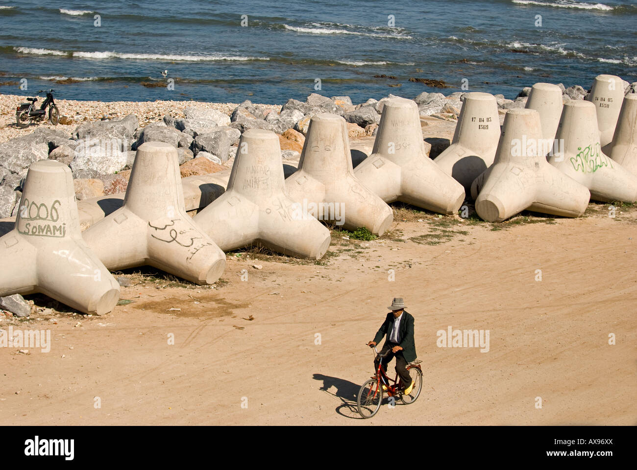 Une bicyclette à défense du port à El Jadida (Mazagan), Maroc Banque D'Images