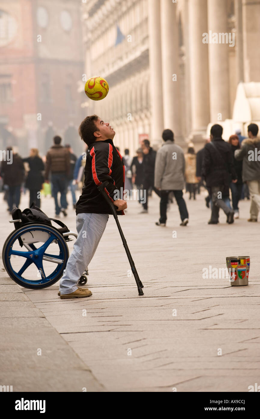 Un homme handicapé fait rebondir UN BALLON SUR SA TÊTE Milan Italie Banque D'Images