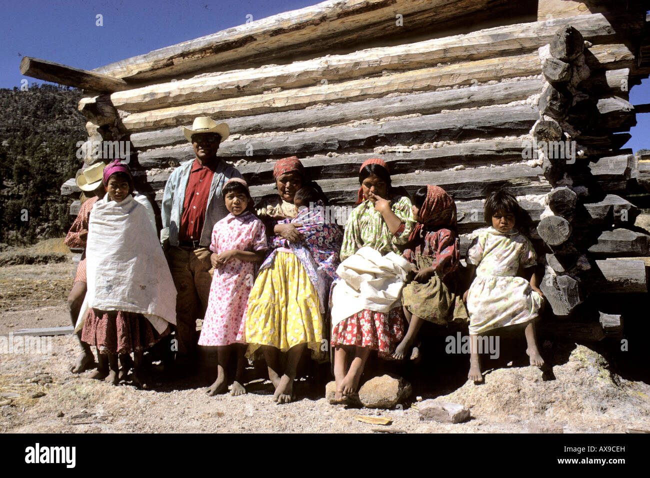 Le Mexique. Le Guanapani la famille. Une famille indienne Tarahumara dans la haute sierra en dehors de leur Banque D'Images
