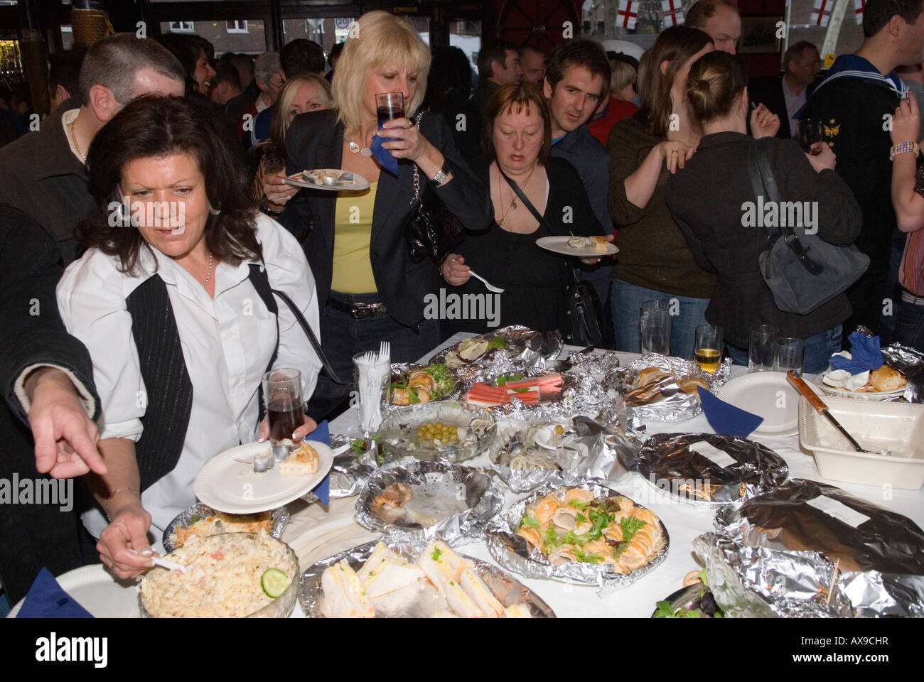 Pub GRUB party food London The Widows son Inn, Bromley by Bow East London Pâques fête du Vendredi Saint après la cérémonie Hot Cross Bun 2000s 2008 HOMER SYKES Banque D'Images