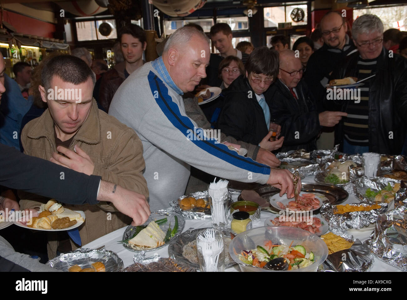 Pub GRUB party food London The Widows son Inn, Bromley by Bow East London Pâques fête du Vendredi Saint après la cérémonie Hot Cross Bun 2000s 2008 HOMER SYKES Banque D'Images