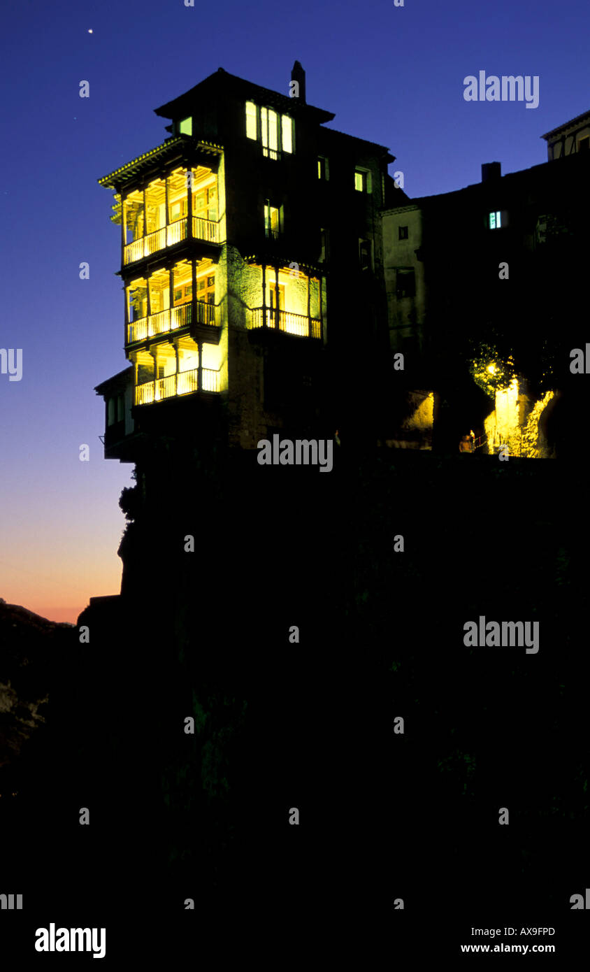 Maisons suspendues dans la nuit, suspendue au-dessus d'une gorge, Casas Colgadas, Cuenca, Huecar canyon, Castille la Manche, Espagne Banque D'Images