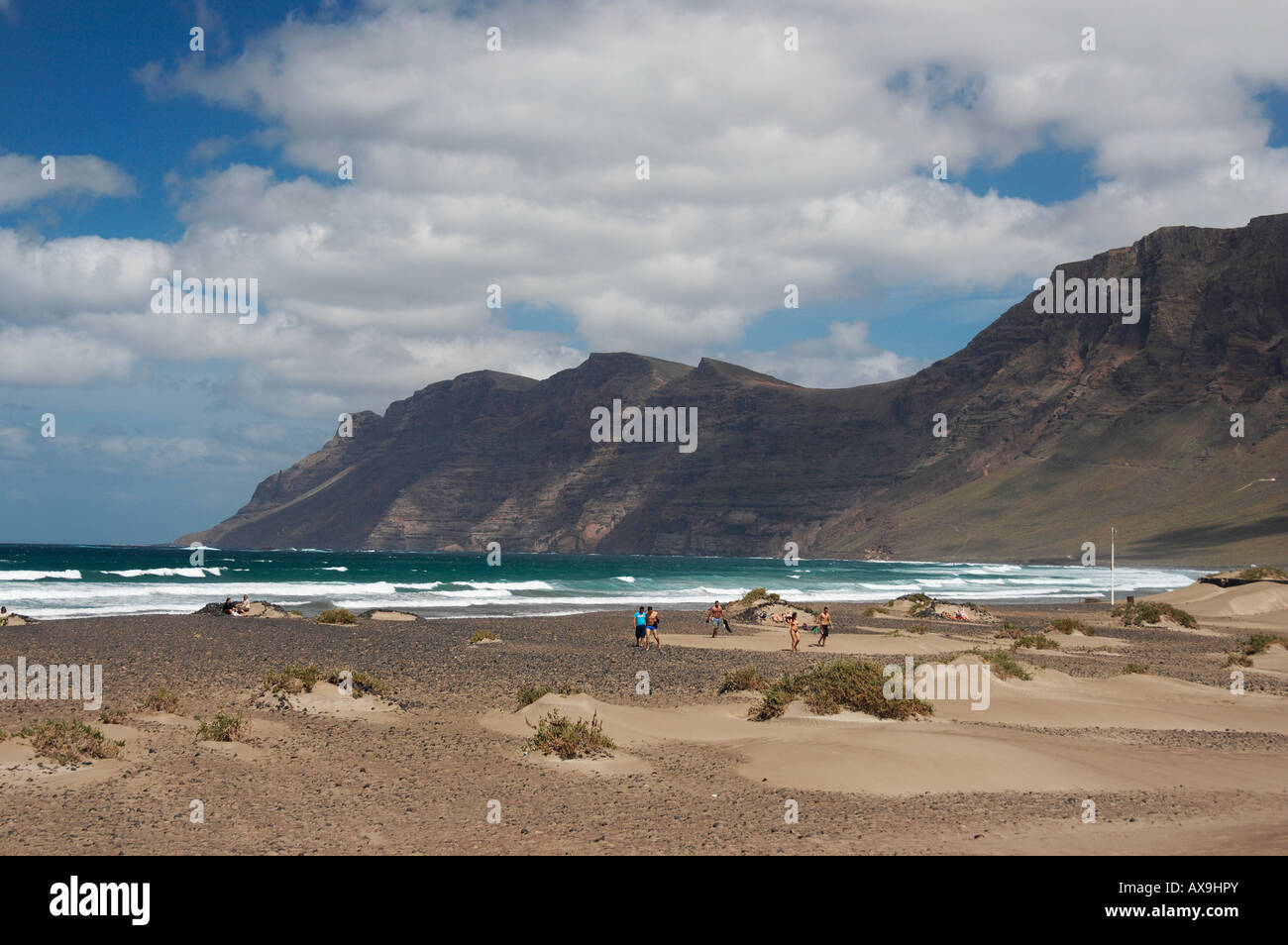 La plage de Famara, sur la côte ouest de l'île de Lanzarote dans les îles Canaries. Banque D'Images